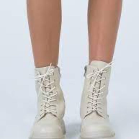 #52❤️ NWOB PRINCESS POLLY WILBUR COMBAT BOOTS - Picture 2 of 2